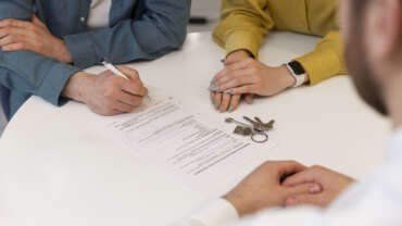agente inmobiliario masculino haciendo negocios mostrando casa posible pareja compradora 1
